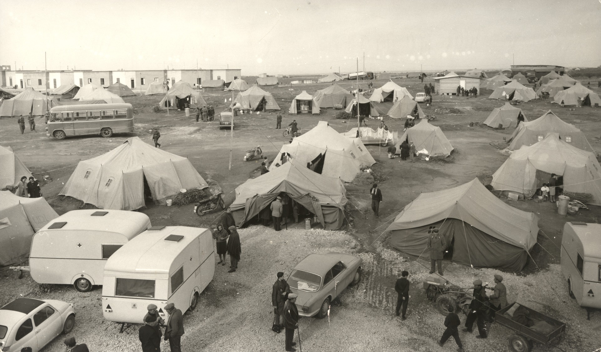 Improvvisazione campo di accoglienza nel terremoto del Belìce 1968 
